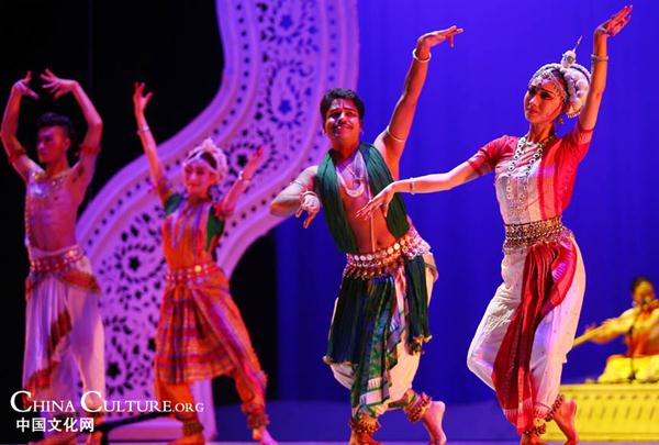 A performance is staged during the 1st Silk Road International Arts Festival in Xi'an, capital of northwest China's Shaanxi province, Sept 12, 2014. [Photo/Lu Xu]