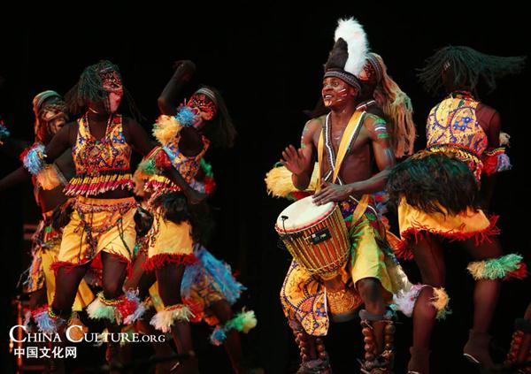 A performance is staged during the 1st Silk Road International Arts Festival in Xi'an, capital of northwest China's Shaanxi province, Sept 12, 2014. [Photo/Lu Xu]  