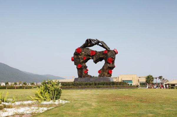 Yalong Bay International Rose Valley is a romantic travel destination for lovers and couples. [Photo by Zhang Qiang/provided to chinadaily.com.cn]