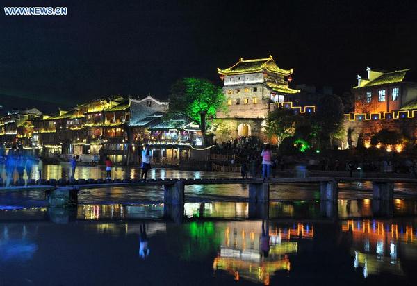 Photo taken on April 23, 2014 shows the night view of the ancient town of Fenghuang, central China's Hunan Province. (Xinhua/Long Hongtao) 
