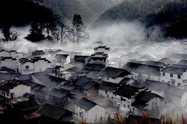 Photo taken on Jan 19, 2013 shows the scene at dawn after a rainfall in Shicheng village, Wuyuan county, East China's Jiangxi province. Wuyuan ranked fourth among the 30 most beautiful counties in China for the year 2014 released by China Institute of City Competitiveness. [Photo/Xinhua]  