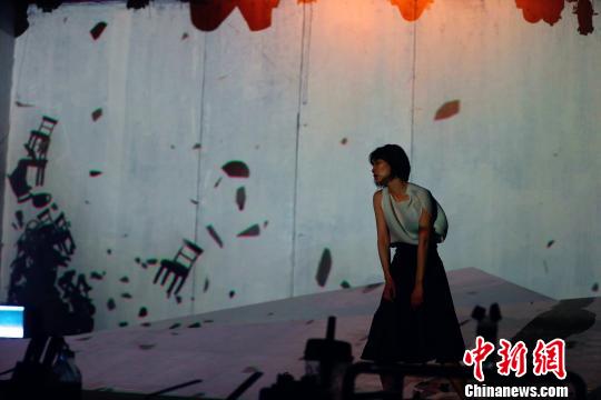 A monodrama showed in Fengchao Theater Photo: chinanews.com)