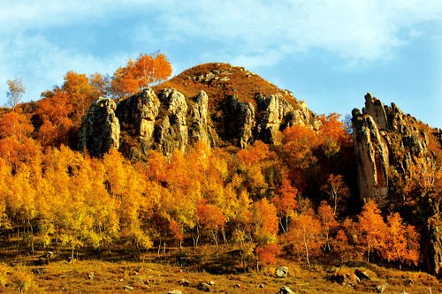 Dianding Mountain bathed in autumn light, on Sept 28. [Photo by Liu Yujun/dtnews.cn]