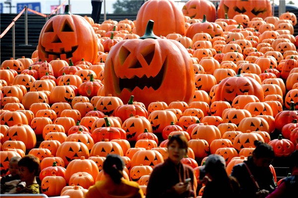 A display of plastic jack-o'-lanterns creates a festive mood in Shenyang, Liaoning province.