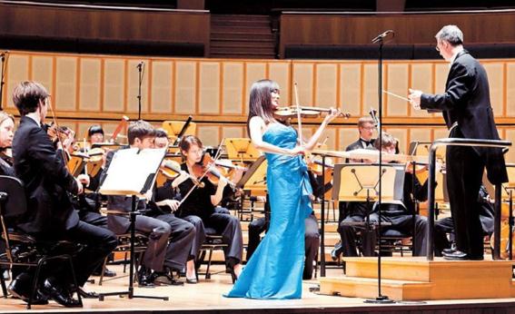 Singaporean violinist Lee-Chin Siow is one of the finest violinists of her generation, performing to critical acclaim in more than 20 countries.