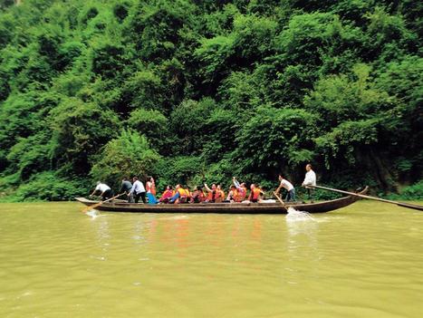 Visitors explore the beauty of Yangtze River on a sampan.