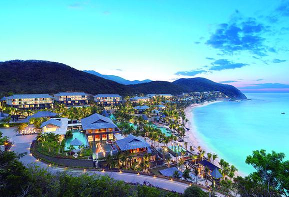 Island life: Sanya, one of the most popular tourist destinations in China, is clustered with five-star resorts.[Photo provided to shanghai star]  