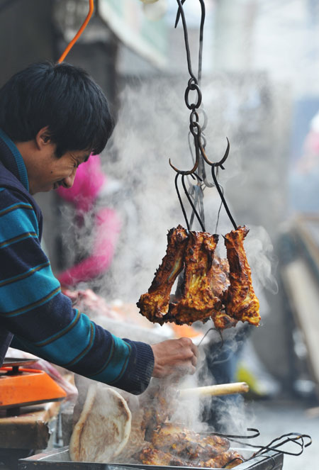 Lamb ribs roasted in a nang pit. [Photo by Han Liang/For China Daily]  
