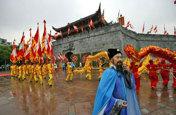 Performers attend a ceremony to celebrate the second China Tourism Day in Ninghai county, East China's Zhejiang province, May 19, 2012. China's National Tourism Day falls on May 19 each year, the date when famed travel writer Xu Xiake of the Ming Dynasty (1368-1644) started writing his famous travel books. On the same day 398 years ago, Xu departed from Ninghai and began his 30 years of travel. [Photo/Xinhua]