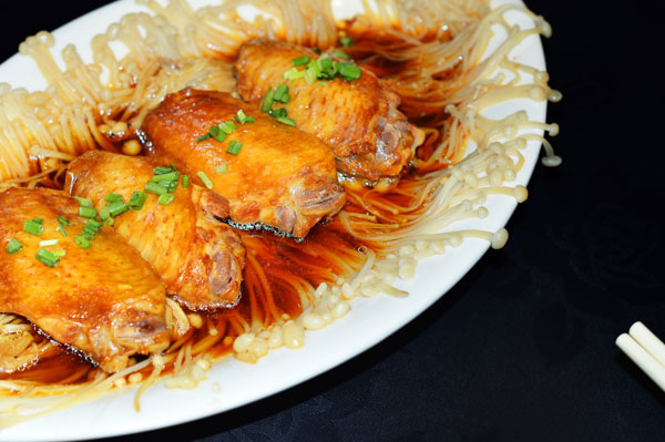 Han Ping, 56, teamed up with a hotel restaurant to showcase home cooking in Beijing. [Photo provided to chinadaily.com.cn]  