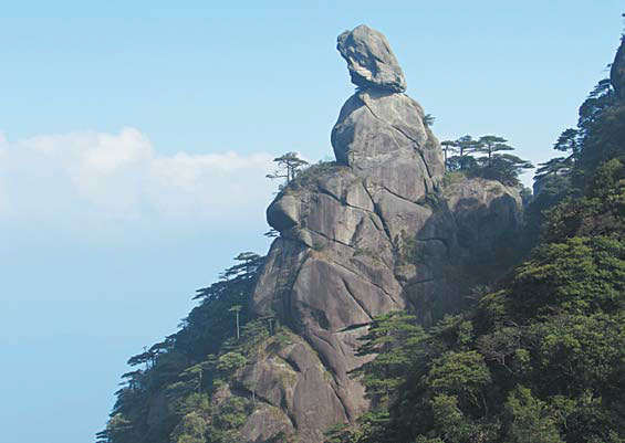 High rocks of different formations and shapes are attractions at Sanqing Mountain.
