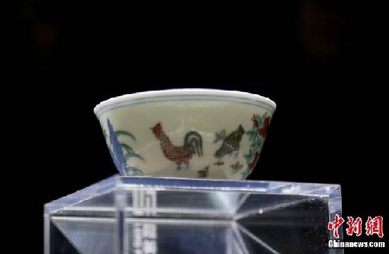 The chenghua doucai chicken cup is on display at the Long Museum West Bund in Shanghai. [Photo/Chinanews.com]