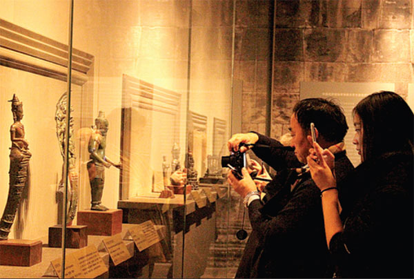 The Smile of Khmer: Cambodian Ancient Cultural Relics and Art exhibition gives Beijing visitors deeper insight into the ancient Angkor heritage. [Photo by Wang Kaihao / China Daily]