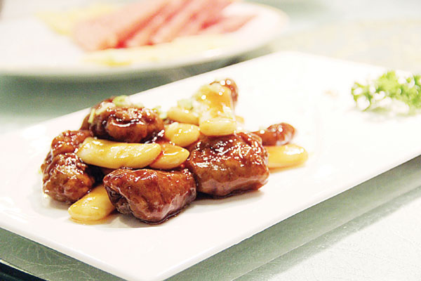 Not meat: Braised vegetarian ribs with rice cake is very Shanghai in style. [Photo provided to Shanghai Star]  