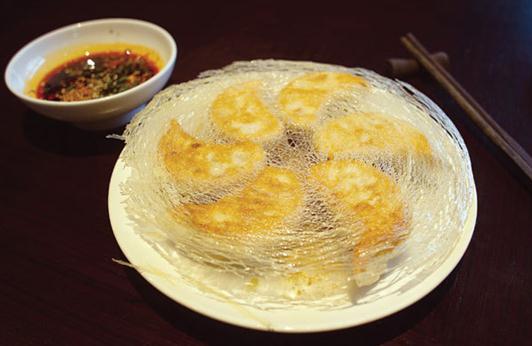 CHEF DUS SPECIALTY: Guotie is a signature snack at Xindalu of Hyatt on the Bund Hotel. [Photo by Gao Erqiang/Shanghai Star]  
