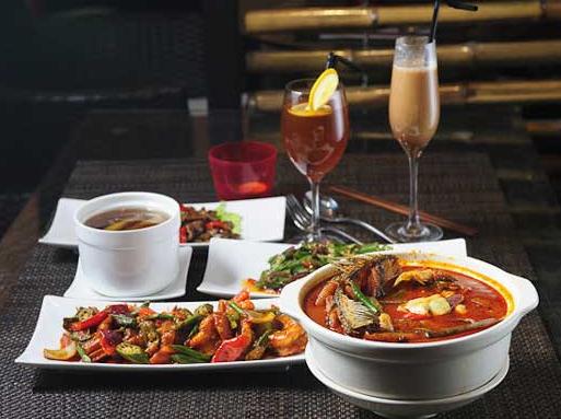 A dinner set at Beijing's Raya includes chicken hotpot with wine. Photo provided to China Daily  