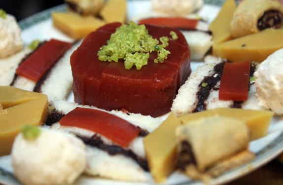 Three of the traditional Beijing dishes available during the snack exploration tour of Shishahai at the restaurant which has been adapted from a courtyard house. [Photo by Zou Hong/China Daily]  