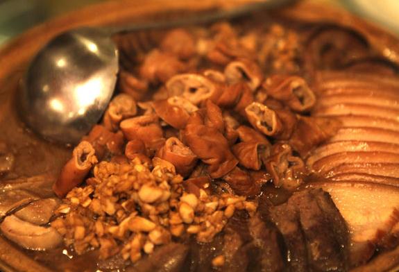 Three of the traditional Beijing dishes available during the snack exploration tour of Shishahai at the restaurant which has been adapted from a courtyard house. [Photo by Zou Hong/China Daily]  
