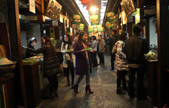 Three of the traditional Beijing dishes available during the snack exploration tour of Shishahai at the restaurant which has been adapted from a courtyard house. [Photo by Zou Hong/China Daily]  
