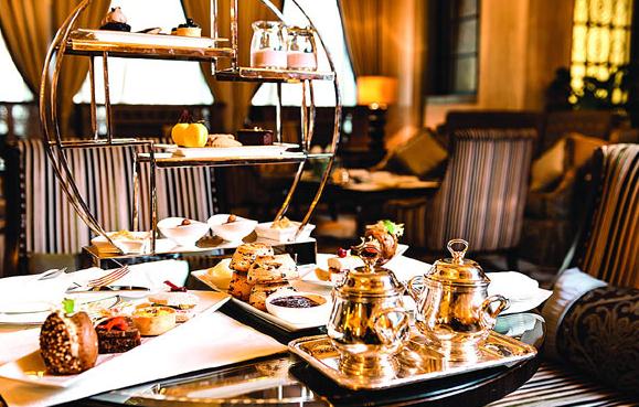 Tea Jazz at Shanghai's Jasmine Lounge Fairmont Peace Hotel features a beautiful array of small cakes and puddings.[Photo provided to China Daily]  