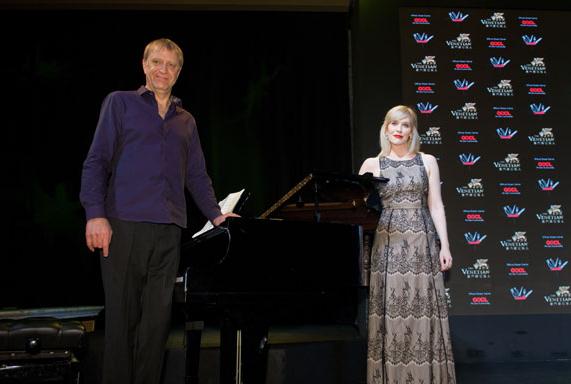 Music director Paul White (left) and actress Erin Cornell at the Venetian Theatre. (Photo/China Daily) 