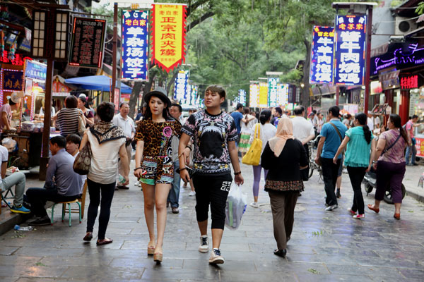 The Muslim quarter of Xi'an, featuring food stalls and sit-down restaurants, is a highlight of any Xi'an visit. (Photo: Wang Jing/China Daily) 