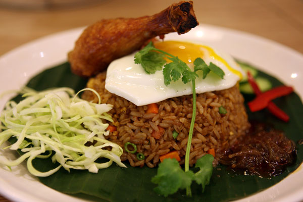 Sultan fried rice and signature chicken leg. (Photo: Wang Zhuangfei/China Daily)