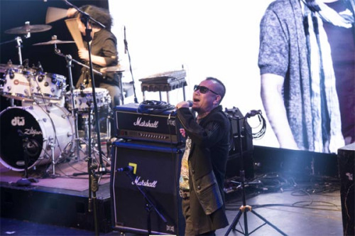 Zero Band's vocalist Xue Xiaoguang performs at Beijing's Tango pub on March 21. (Photo: Jiang Dong/China Daily)  