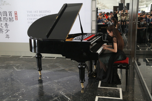 A young girl from China Conservatory of Music's middle school performs at the news conference. (Photo/provided to Chinaculture.org)