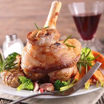 Spring lamb always serves as the main dish at the festival feasts of Easter in Greece. Photo provided to China Daily  