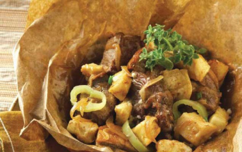 For tasty gioulbasi, slowly bake the meat with the peppers and the cheese in greaseproof paper to keep all the juices sealed. Photo provided to China Daily  