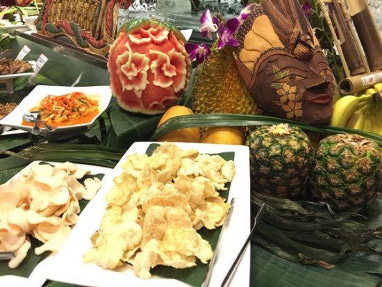 Snacks and carved fruits at the food festival buffet. (Photo/China Daily)