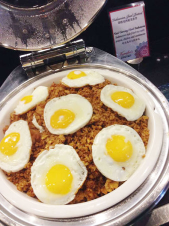 Nasi goreng (fried rice) topped with egg. (Photo/China Daily)
