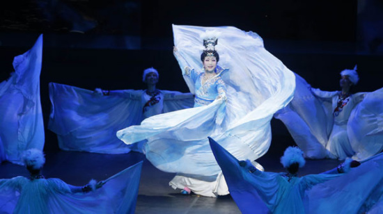 Li Yugang continues his exploration in cross-dressing performances and his latest show, Lady Zhaojun, is inspired by the legend of an ancient Chinese beauty. (Photo/China Daily)