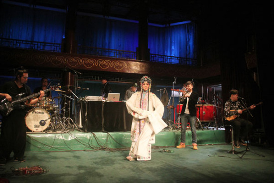 Performers of Chinese opera share the stage with musicians playing Western instruments such as the trumpet and drum in the show Chinese Music House, which is an experimental re-interpretation of the country's ancient performing art. (Photo/China Daily)