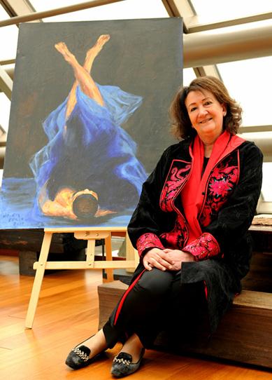 Nouria El Alami and her painting The World Upside-Down (Photo provided to chinadaily.com.cn)