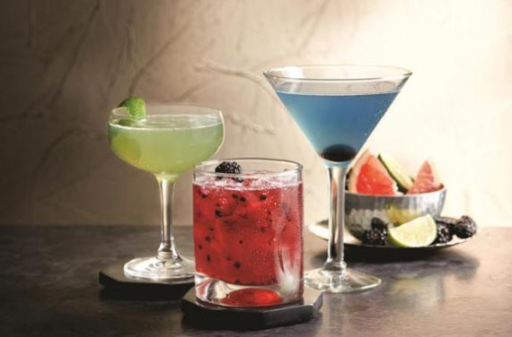 Warm weather brings diners and bar patrons outside, especially to rooftops and balconies that offer a meal or a drink with a view. ��Photo provided to China Daily��