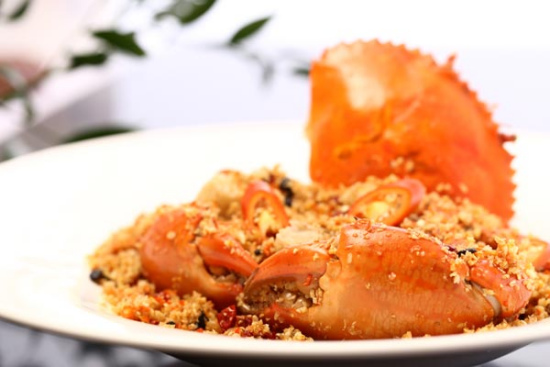 Sauteed crab with fried garlic and chili.  (Photo by Dong Fangyu/China Daily)