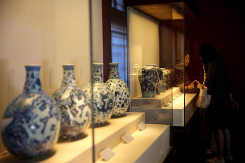 Ceramics from the Ming Dynasty (1368-1644) are on display at the Palace Museum in Beijing. (Photo by Jiang Dong/China Daily)