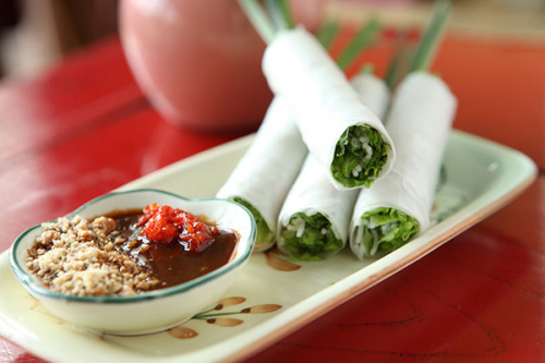 Fresh mint shrimp roll. (Photo by Jiang Dong/China Daily)