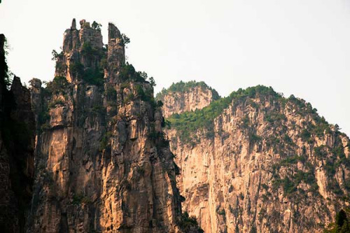 Taihang Mountain is a scene of unfettered peace and an important geological dividing line.(Photo by Li Mengyuan/China Daily)