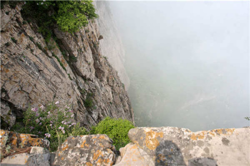 The Wangmang Mountain and the Cliff Road. (Photo by Wang Zhuangfei/China Daily)