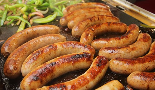 The smell of sausages, onions and peppers on the grill brought Horowitz his first customers at a summer cookout in 2012.(Photo by Bruno Maestrini/China Daily)