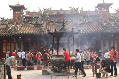 Local people stop by Guanyue Temple to burn incense sticks on their way to work in Quanzhou, Fujian province, where mass pilgrimages remain part of daily life.(Photo by Wang Kaihao/China Daily)