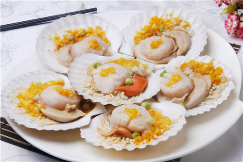 The seafood branch of Tang Palace in Beijing offers a combination of classic Cantonese with inspirations from other culinary traditionsplus Canadian lobsters. (Photo provided to China Daily)
