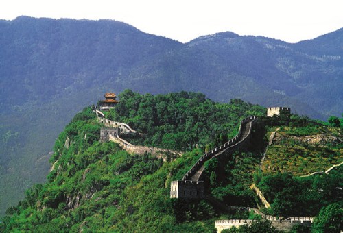 Linhai's Great Wall, built 1,600 years ago, is called the Jiangnan Great Wall because of its location in the southern part of the country.  (Photo by Shen Wenjin/For China Daily)
