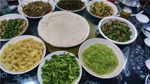Thin pancakes can have a variety of toppings. (Photo by Xu Lin/China Daily)