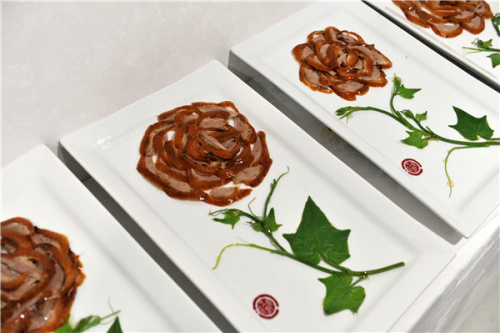 Quanjude restaurant's new menu includes peony duck, or Peking roast duck that resembles a fully opened peony blossom. (Photo by Jiang Dong/China Daily)