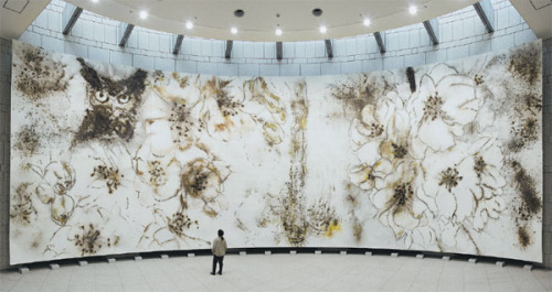 Nighttime Sakura, an 8-by-24-meter gunpowder work by Chinese contemporary artist Cai Guoqiang, is on shown at Yokohama Museum of Art in Japan. (Photos/Provided to China Daily)