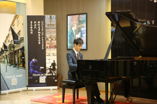 Tim Zhang plays the piano at the launch of the Future Star International Arts Festival. Photo provided to chinadaily.com.cn